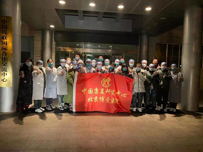 图为中康外采队员凌晨集结合影
